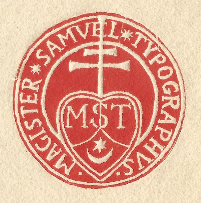Symbol Stamperia Polacca z herbem Leliwa Tyszkiewiczów oraz napisem “Mahister Samuel Typographus”, ze zbiorów Pana W. Kochlewskiego.