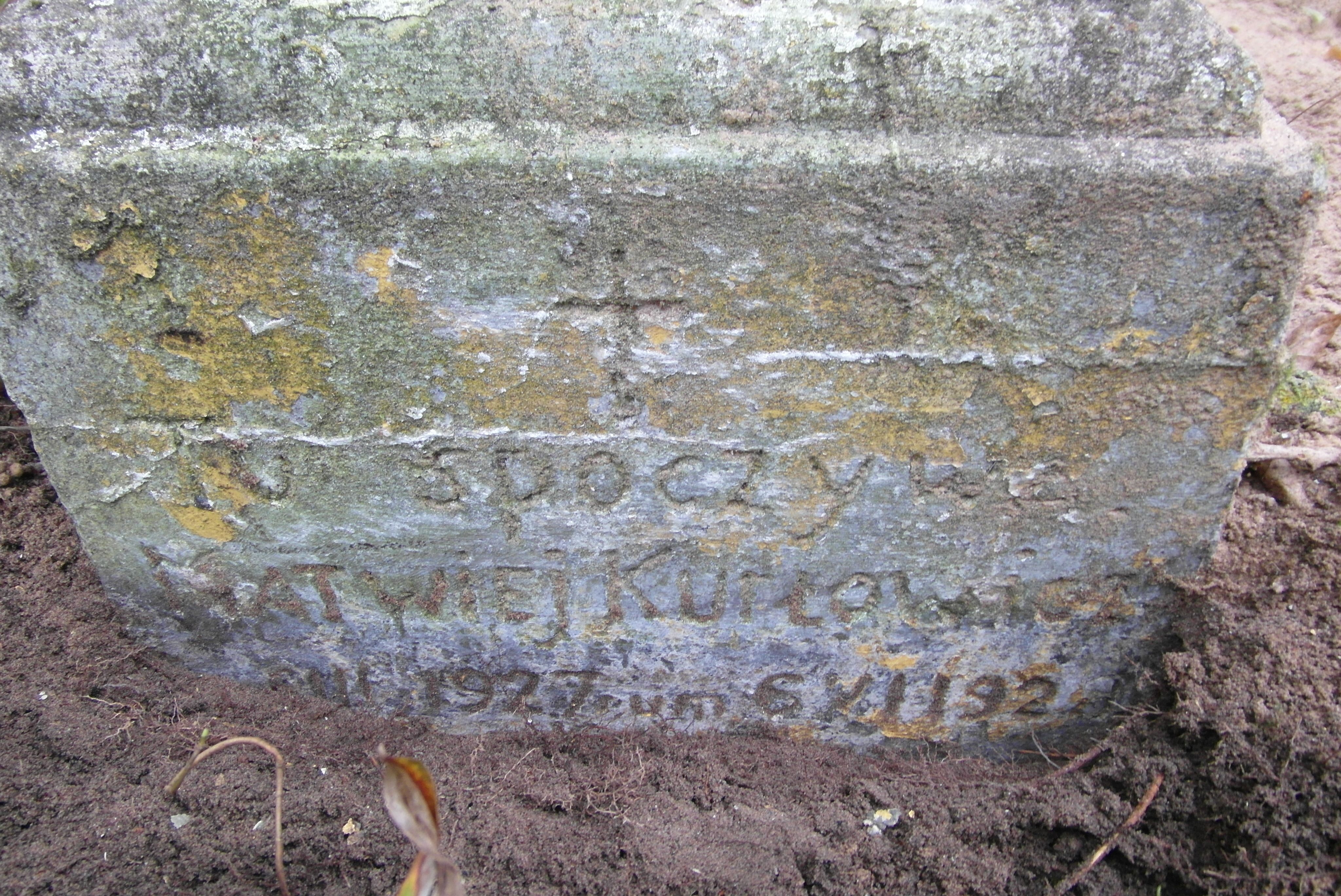 Inscription from the tombstone of Matvei Kurlovsky, St Michael's cemetery in Riga, as of 2021.