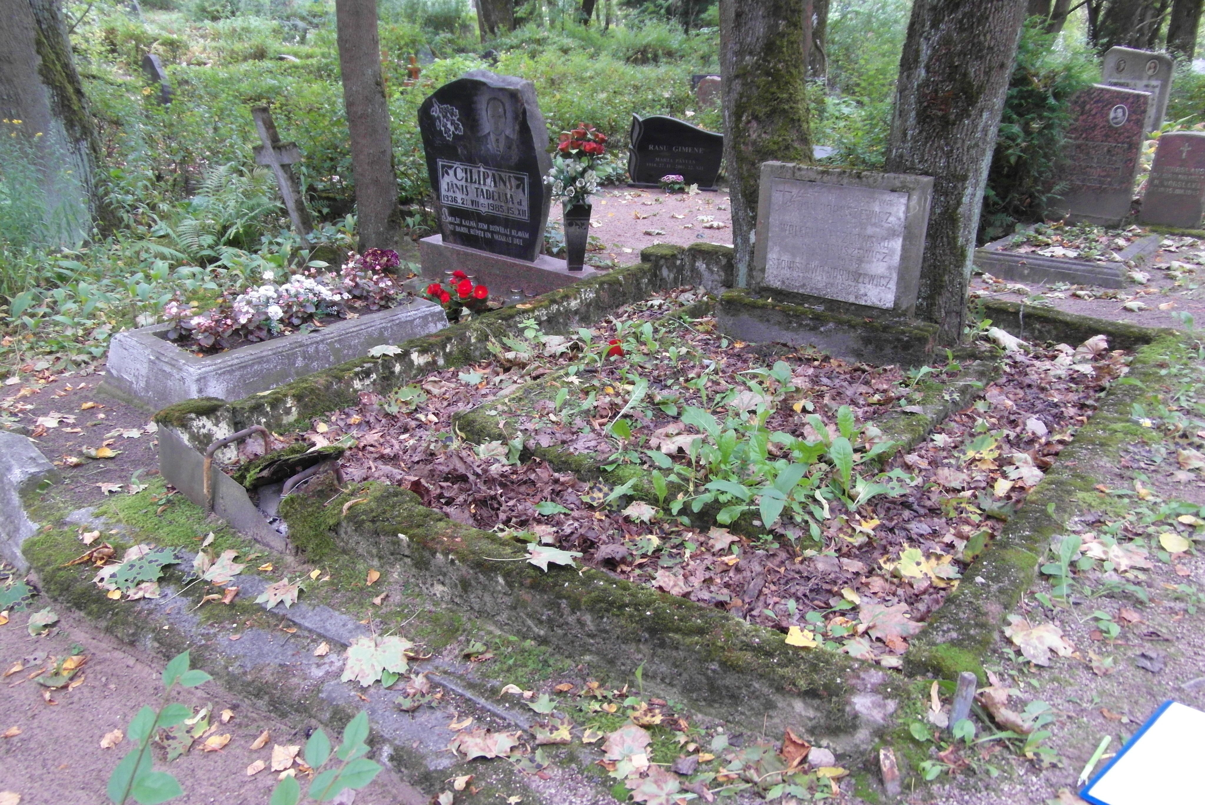 Tombstone of Jan, Stanislaw Narushevich, Valerja Kozlowska, St Michael's cemetery in Riga, as of 2021.