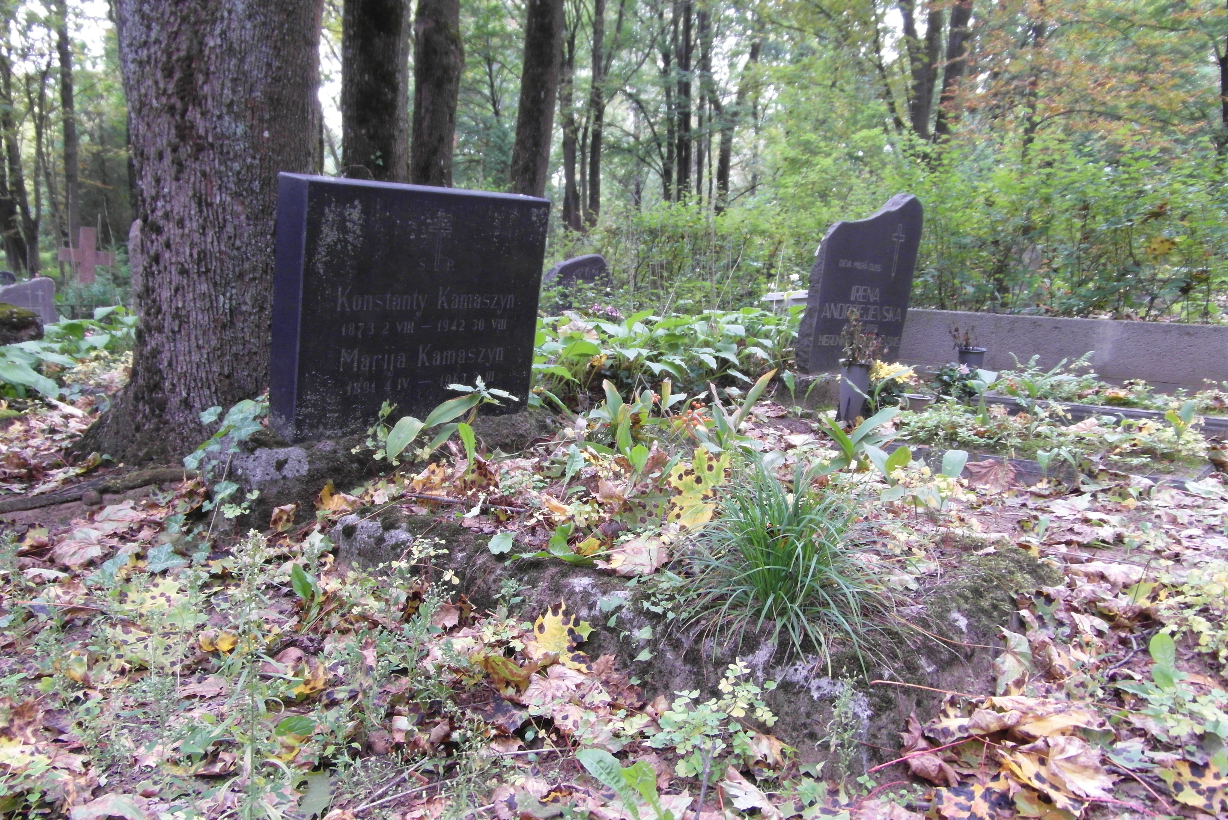 Tombstone of Konstantin and Maria Kamashin, St Michael's cemetery in Riga, as of 2021.