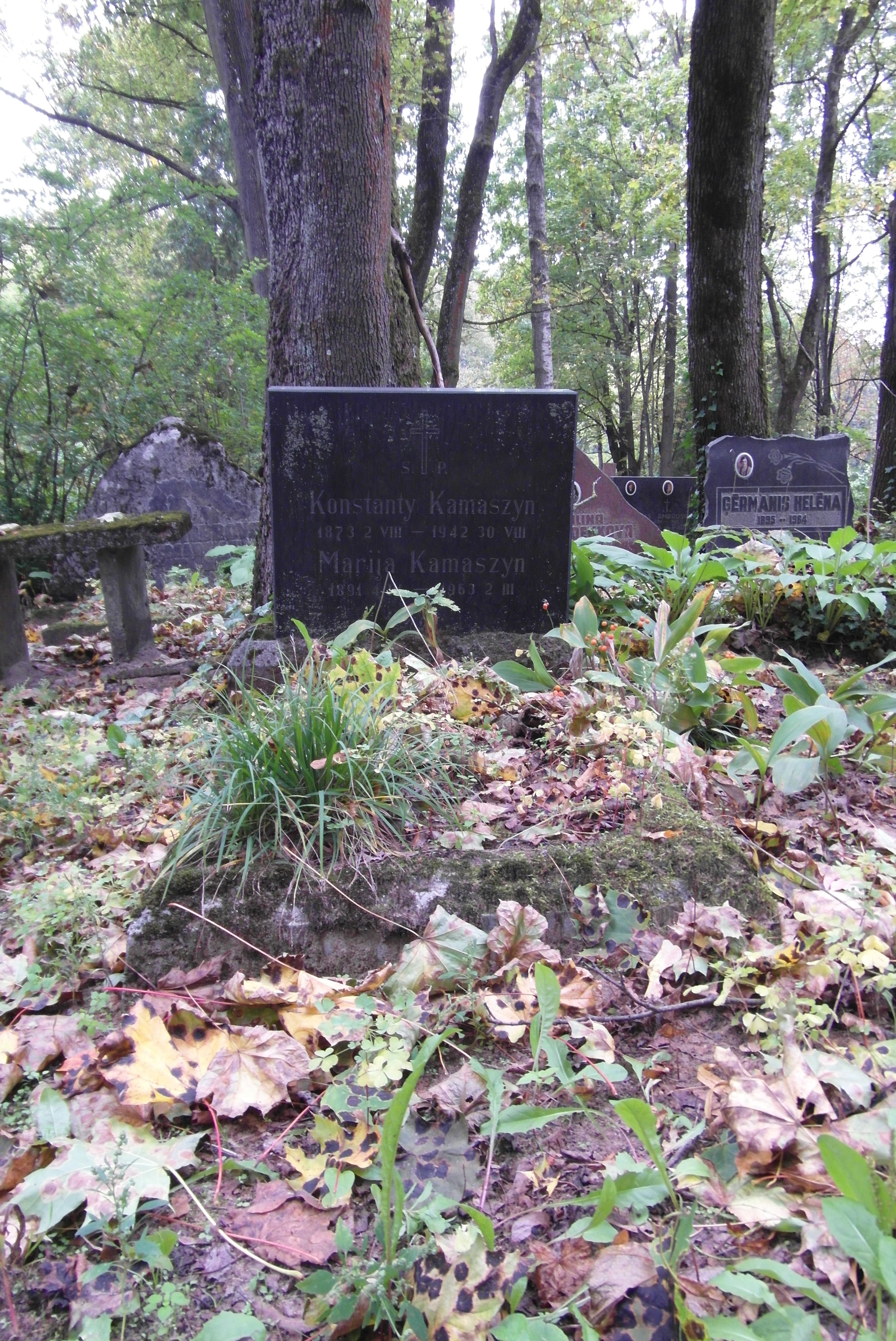 Tombstone of Konstantin and Maria Kamashin, St Michael's cemetery in Riga, as of 2021.