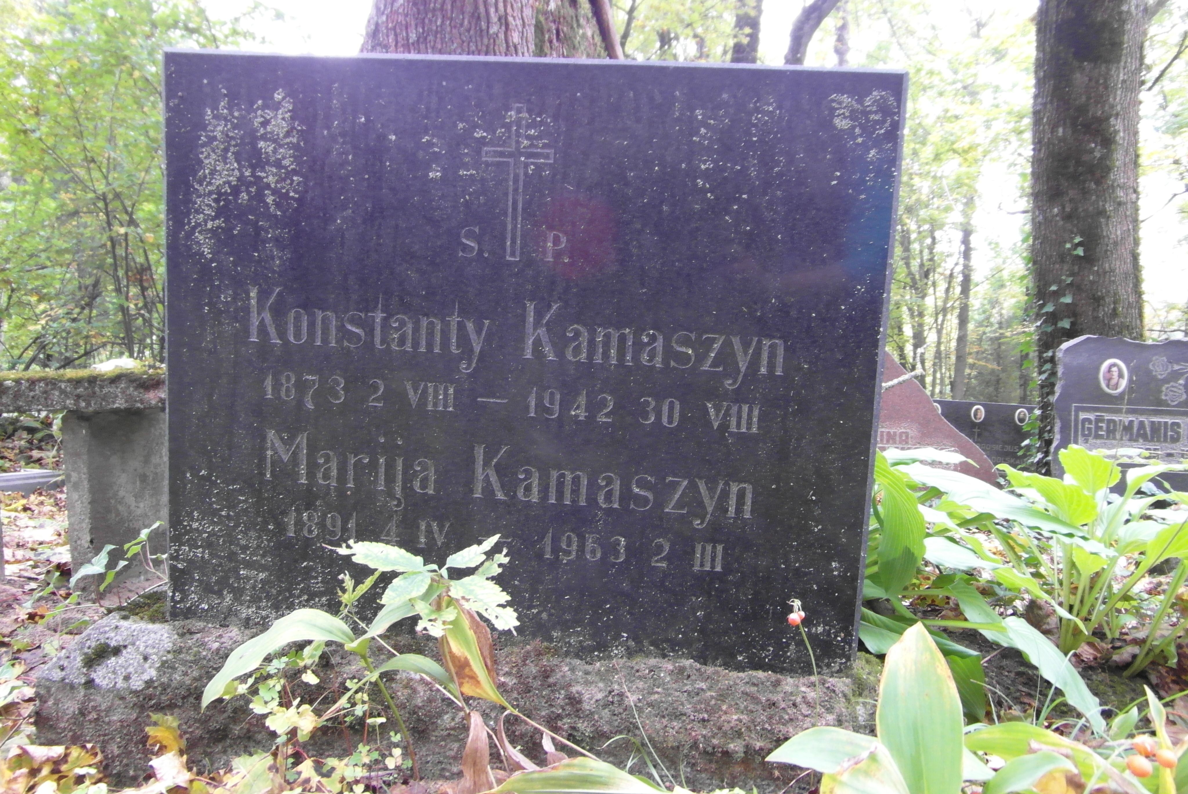 Napis z nagrobka Konstantego i Marji Kamaszyn, cmentarz św. Michała w Rydze, stan z 2021 r.