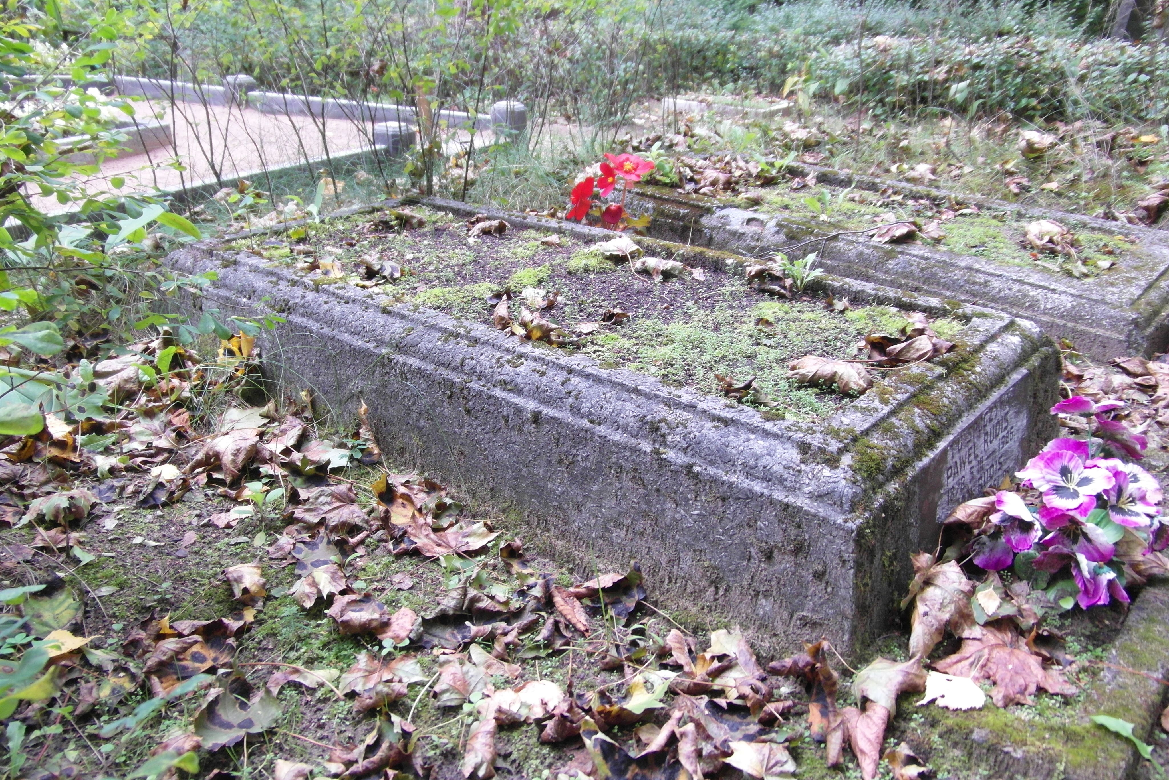 Nagrobek Jana i Pawła Rudisów, cmentarz św. Michała w Rydze, stan z 2021 r.