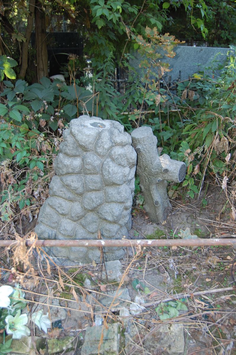 Tombstone of Józefa Dembicka. The cross which was the original finial of the tombstone is broken and placed next to the tombstone.Bajkova cemetery in Kiev, as of 2021.