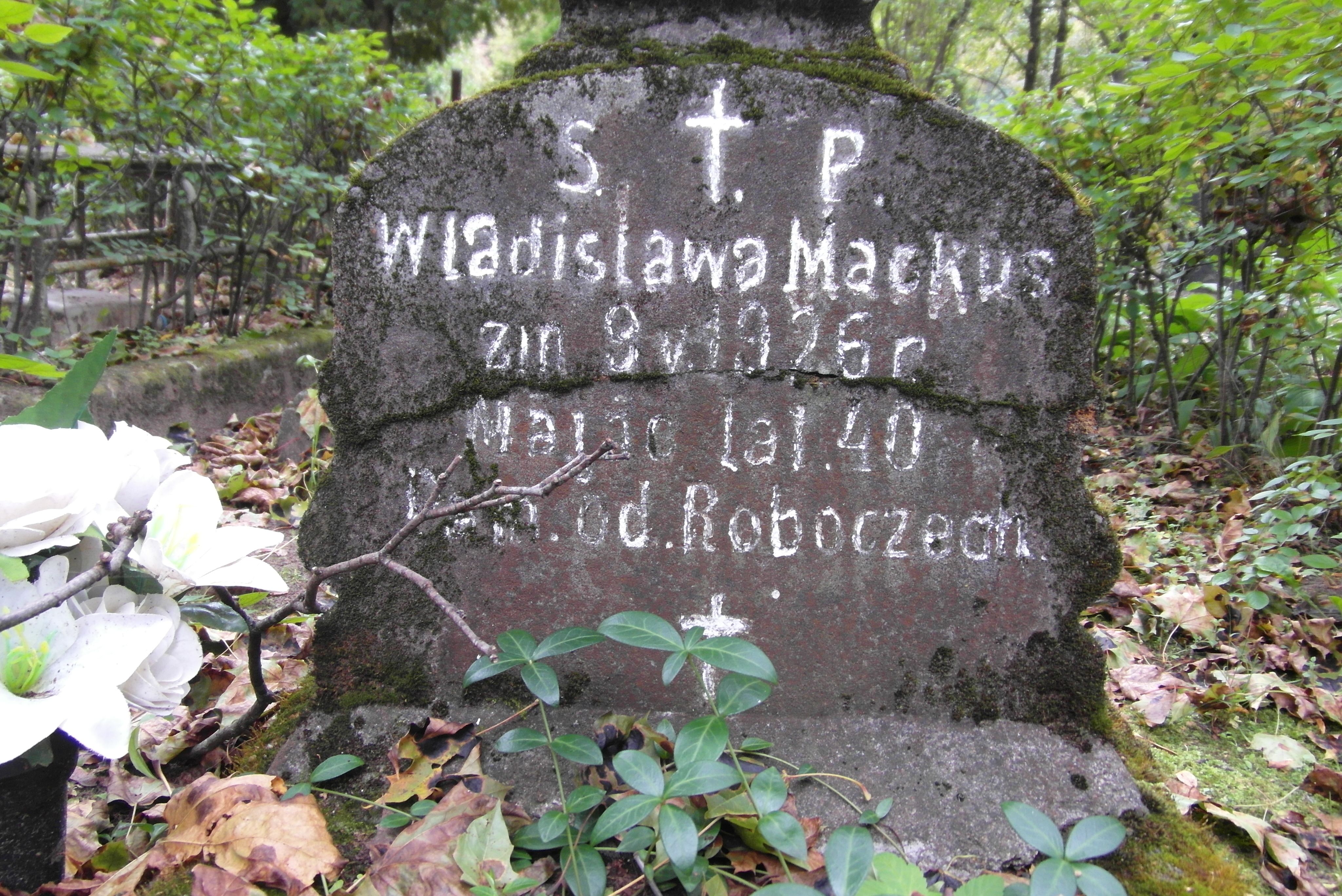 Napis z nagrobka Władysławy Mackus (Wladislawy Mackus), cmentarz św. Michała w Rydze, stan z 2021 r.