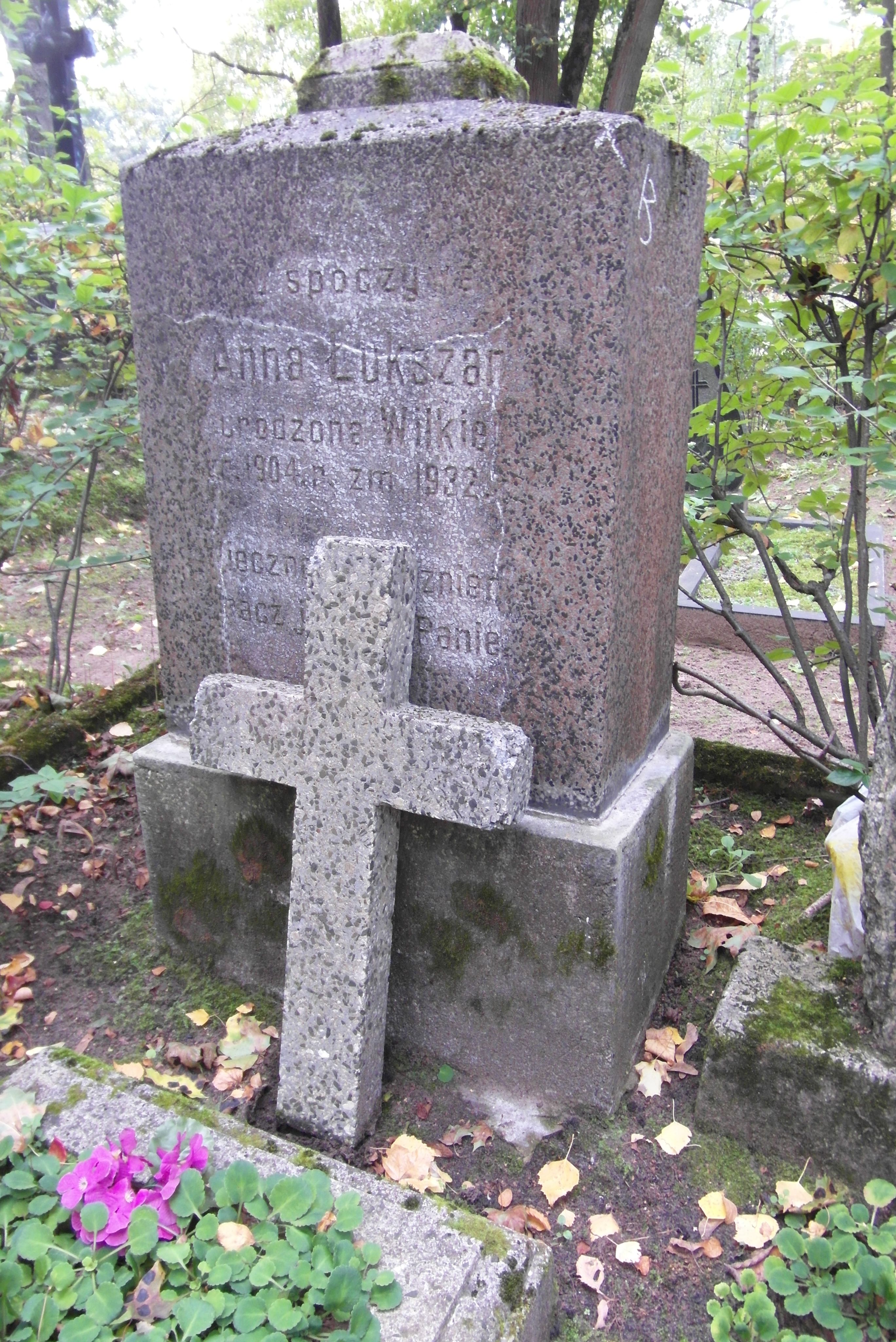 Tombstone of Anna Lukshan, St Michael's cemetery in Riga, as of 2021.