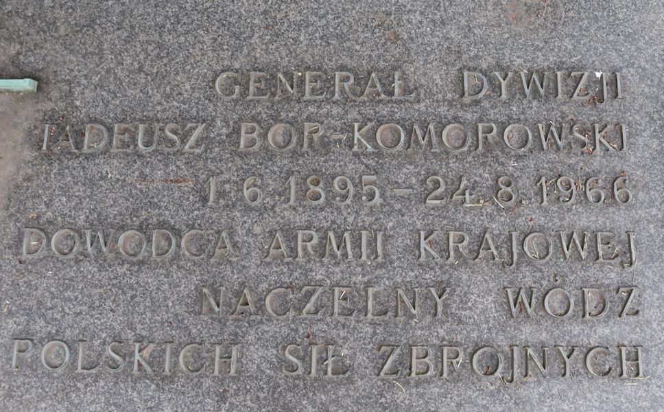 Napis na nagrobku Tadeusza Komorowskiego ps. „Bór” w Londynie na cmentarzu Gunnersbury