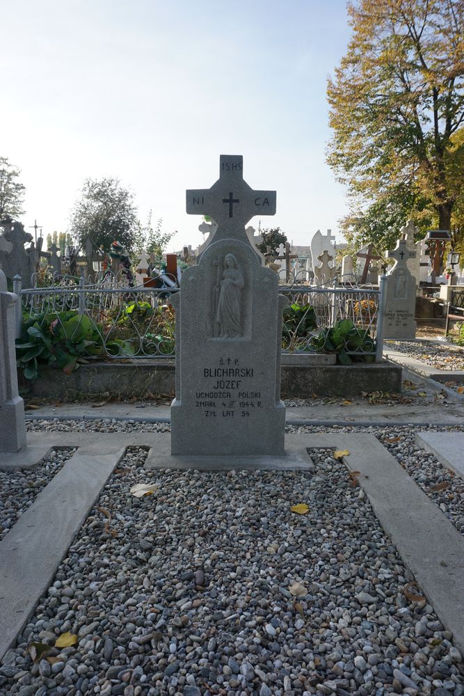 Groby polskich uchodźców z okresu II wojny światowej na lokalnym cmentarzu.