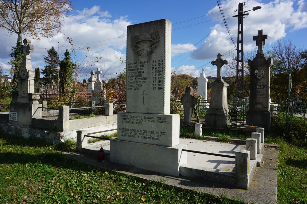 Zbiorowy grób 9 Polaków - internowanych żołnierzy i uchodźców z 1939 - na cmentarzu Flamănda