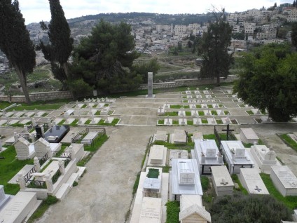 Groby polskich uchodźców z ZSRR na cmentarzu katolickim na górze Syjon