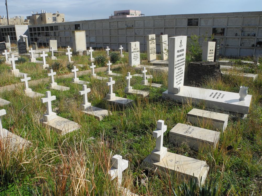 Graves of Polish refugees from the USSR in the Christian cemetery