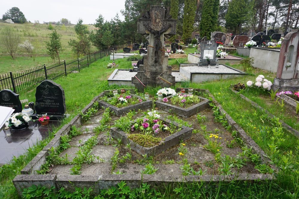 Groby żołnierzy poległych w 1920 r. - Polaka i dwóch Litwinów