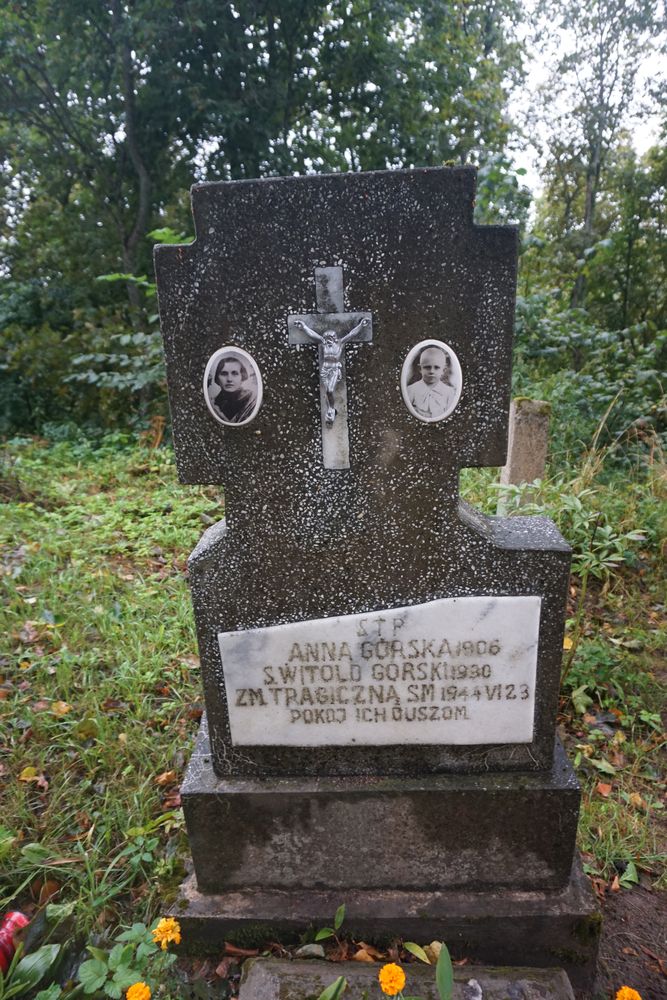 Groby ofiar akcji odwetowej dokonanej przez AK