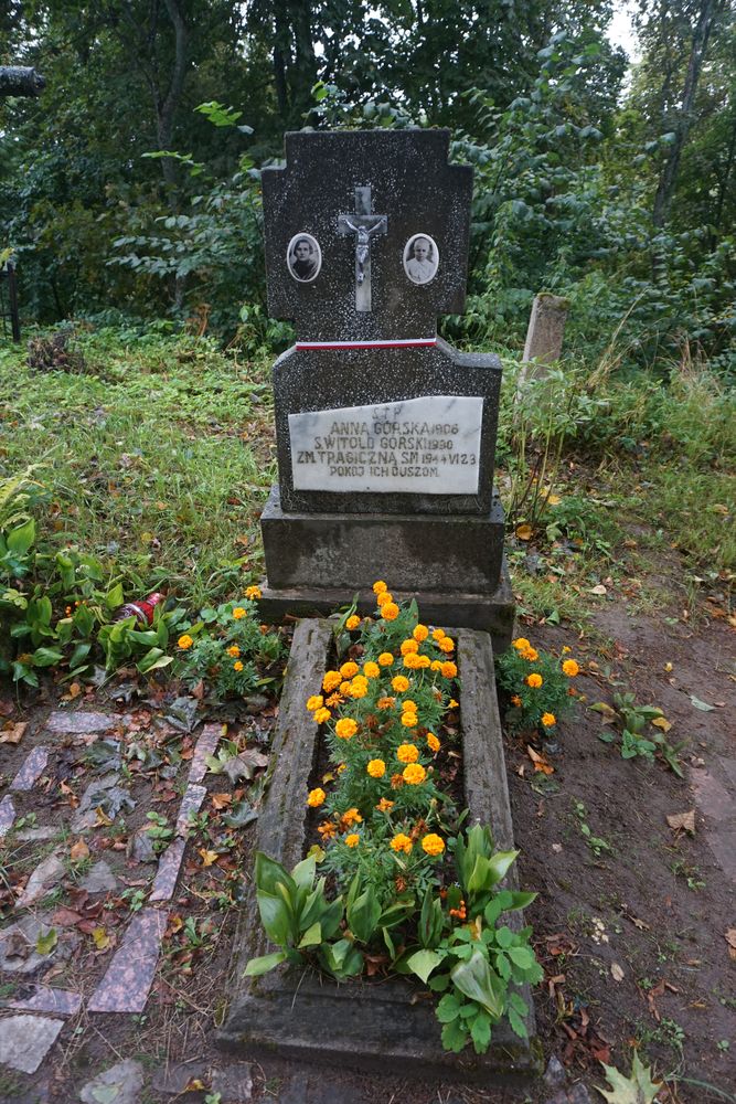 Groby ofiar akcji odwetowej dokonanej przez AK