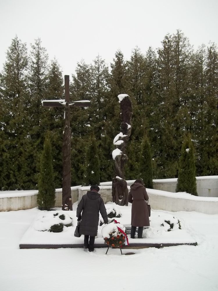 Zbiorowa mogiła ofiar policji litewskiej, upamiętniona pomnikiem