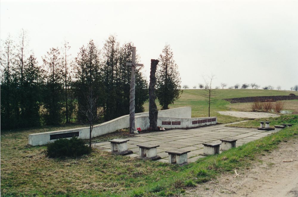 Zbiorowa mogiła ofiar policji litewskiej, upamiętniona pomnikiem
