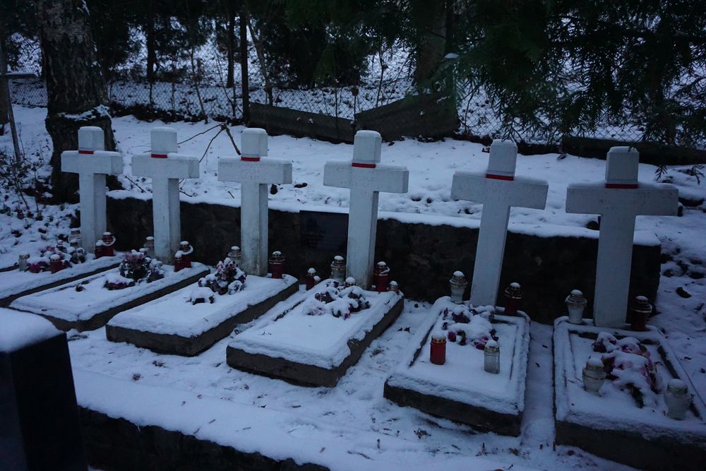 Fotografia przedstawiająca Kwatera żołnierzy Armii Krajowej poległych w czasie akcji \"Ostra Brama\", upamiętniona pomnikiem