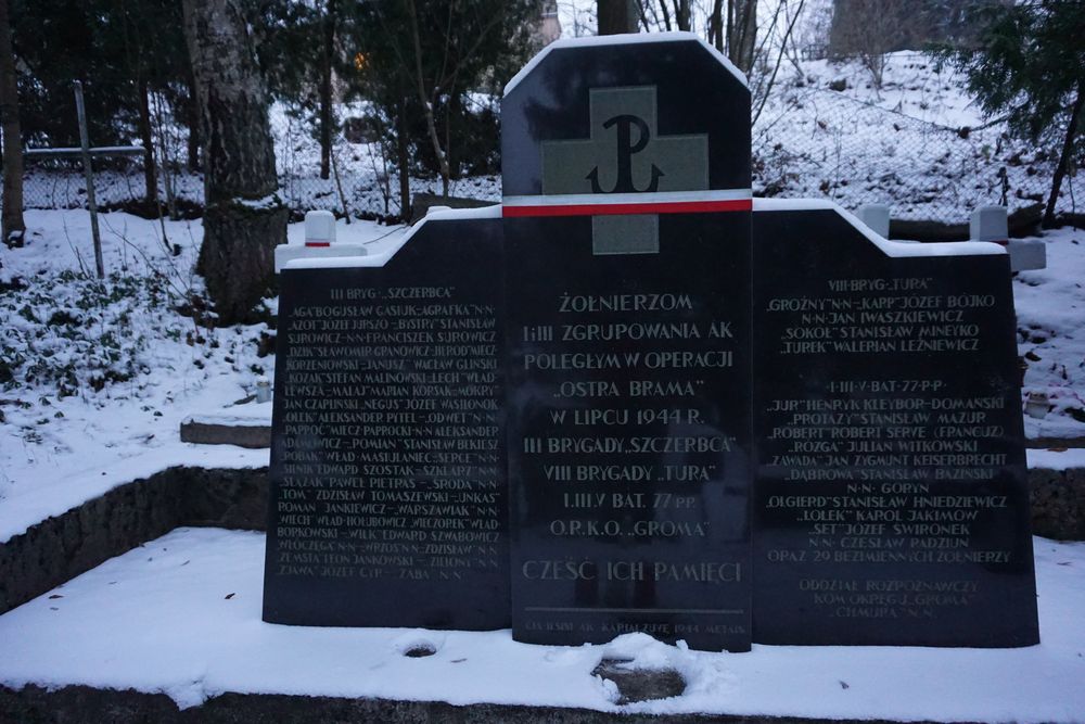 Fotografia przedstawiająca Kwatera żołnierzy Armii Krajowej poległych w czasie akcji \"Ostra Brama\", upamiętniona pomnikiem