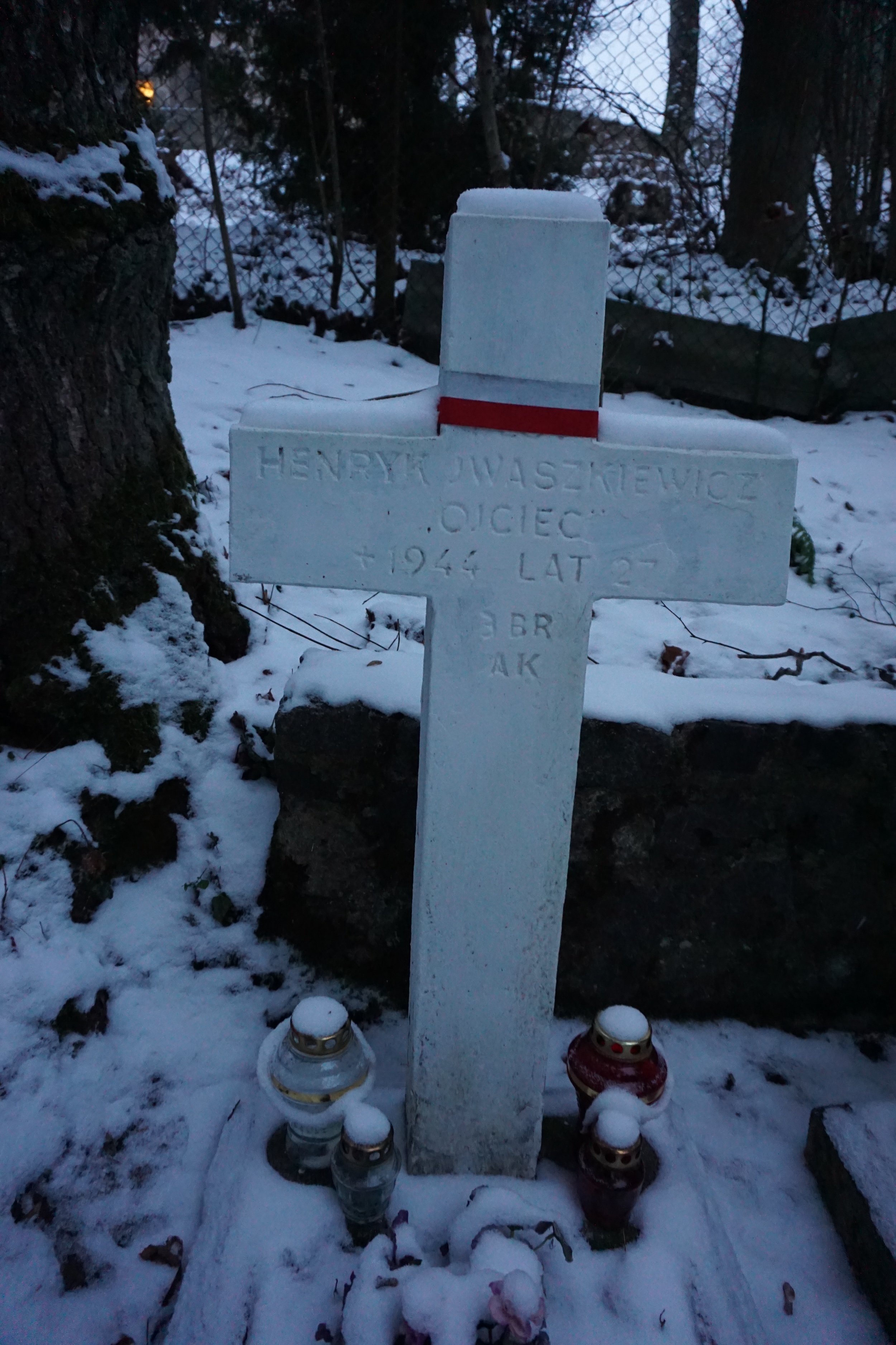 Pierre tombale de Henryk Iwaszkiewicz dans les quartiers des soldats de l'Armée de l'Intérieur tués lors de l'opération "Ostra Brama".