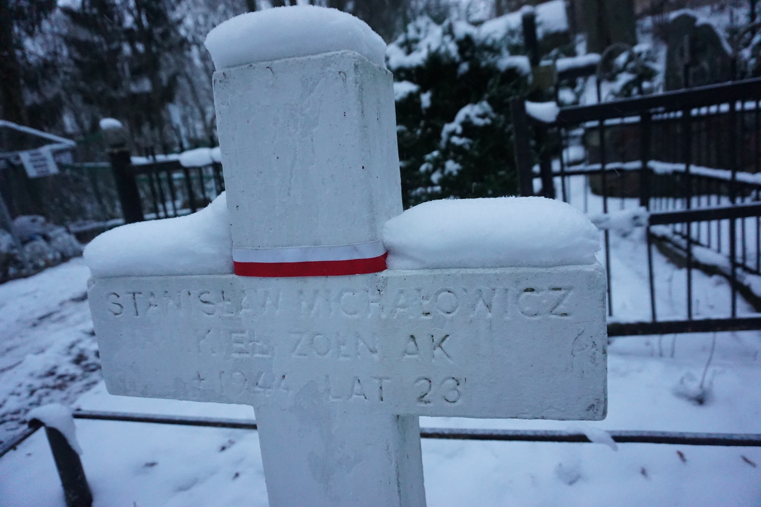 Fragment de la pierre tombale de Stanislaw Michalowicz dans les quartiers des soldats de l'Armée de l'Intérieur tués lors de l'opération "Ostra Brama".