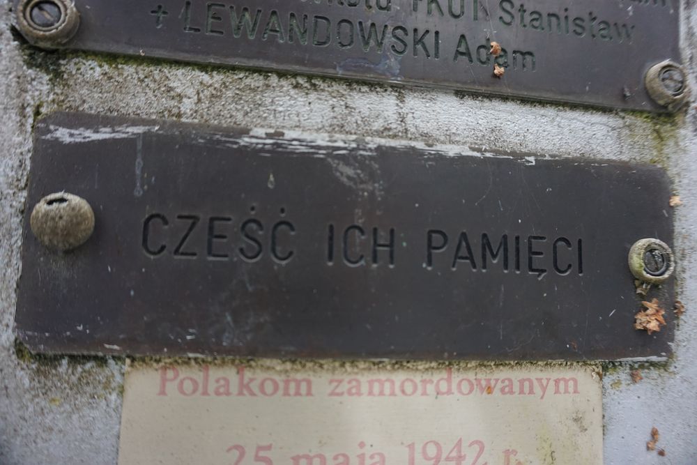 Grób 5 mieszkańców Olkienik zamordowanych 25 maja 1942 r.