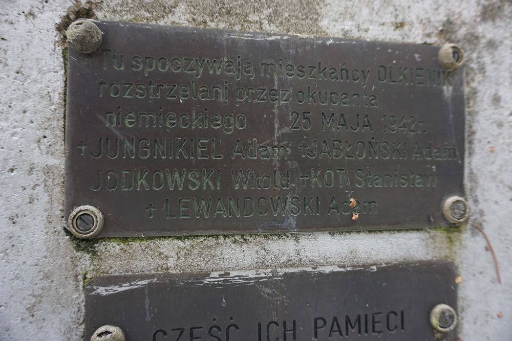 Grób 5 mieszkańców Olkienik zamordowanych 25 maja 1942 r.