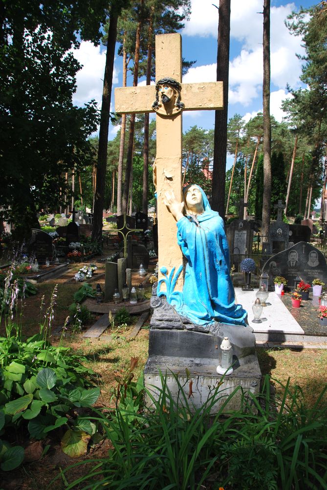 Graves of the Tietiacin family, executed in 1944.