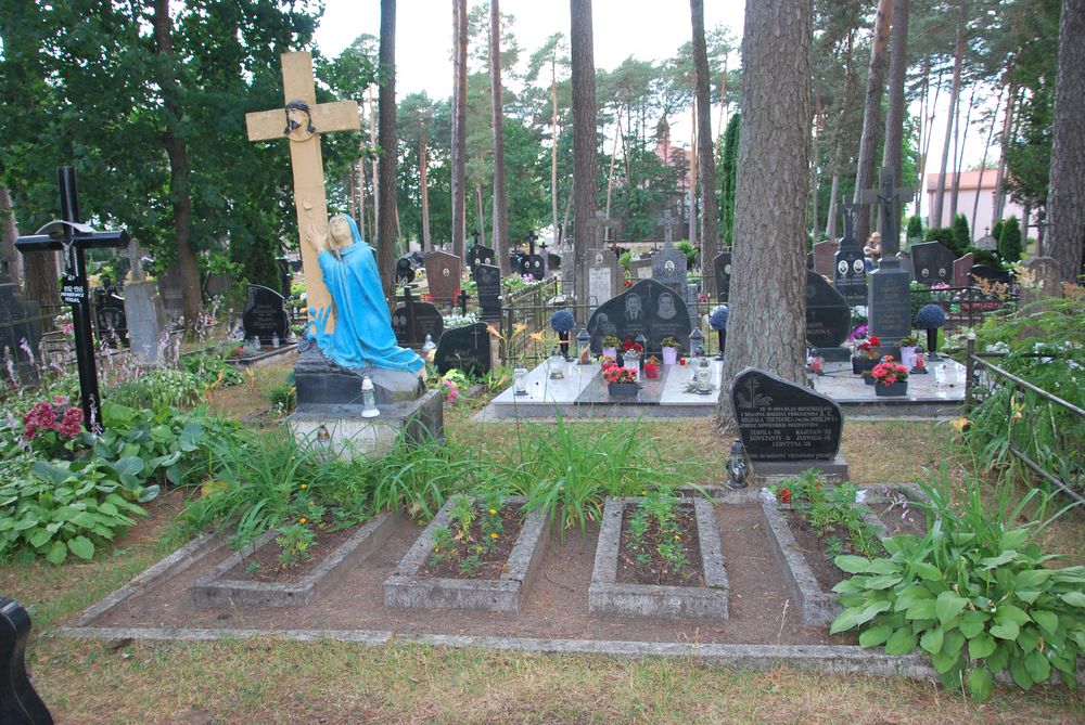 Graves of the Tietiacin family, executed in 1944.