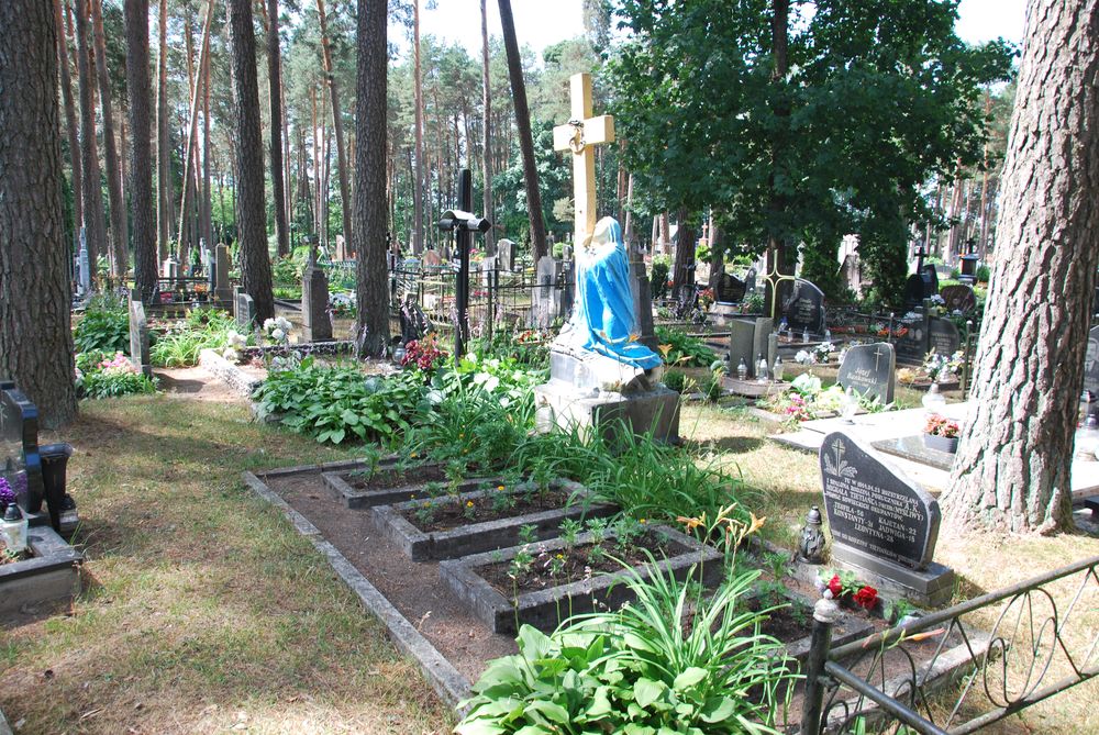 Graves of the Tietiacin family, executed in 1944.