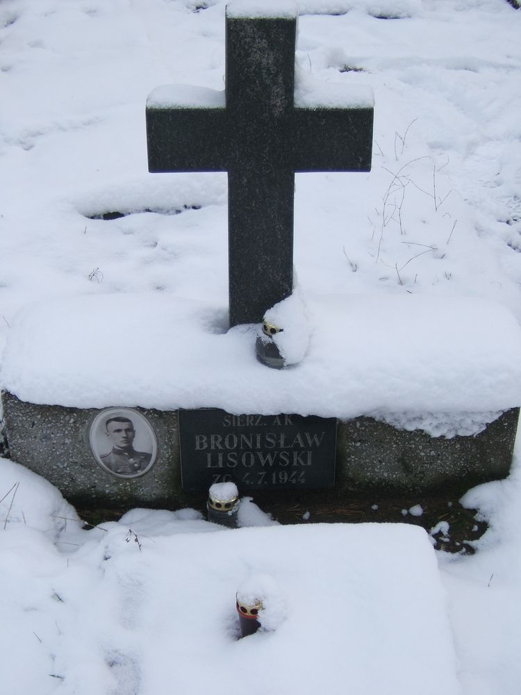 Groby żołnierzy Armii Krajowej na cmentarzu parafialnym