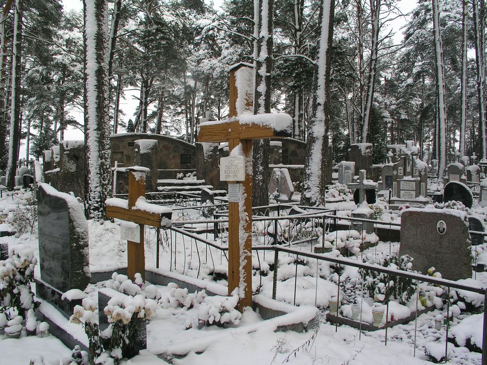 Groby żołnierzy Armii Krajowej na cmentarzu parafialnym