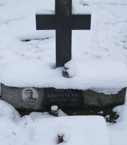 Groby żołnierzy Armii Krajowej na cmentarzu parafialnym