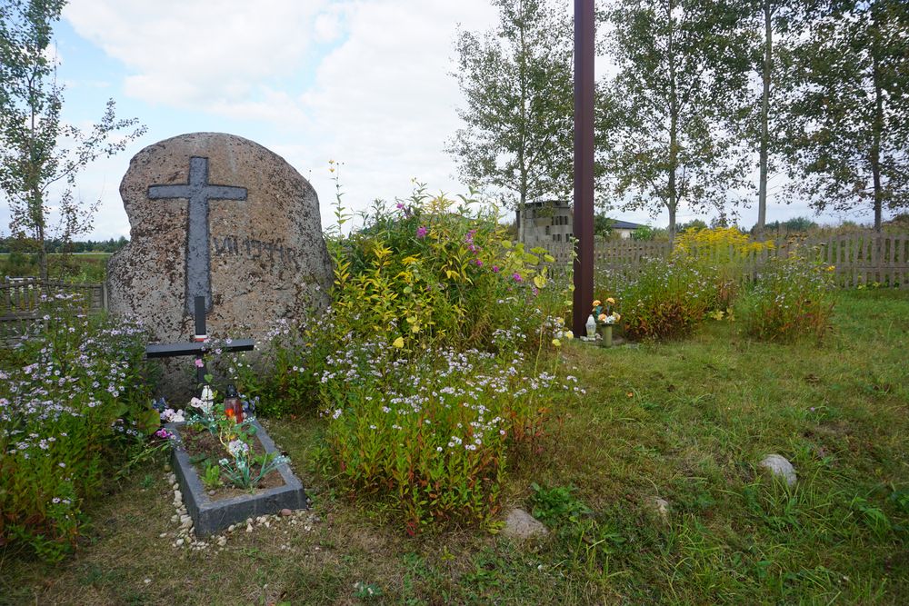 Photo montrant Grave of an unknown Home Army soldier killed during the Operation \"Ostra Brama\".