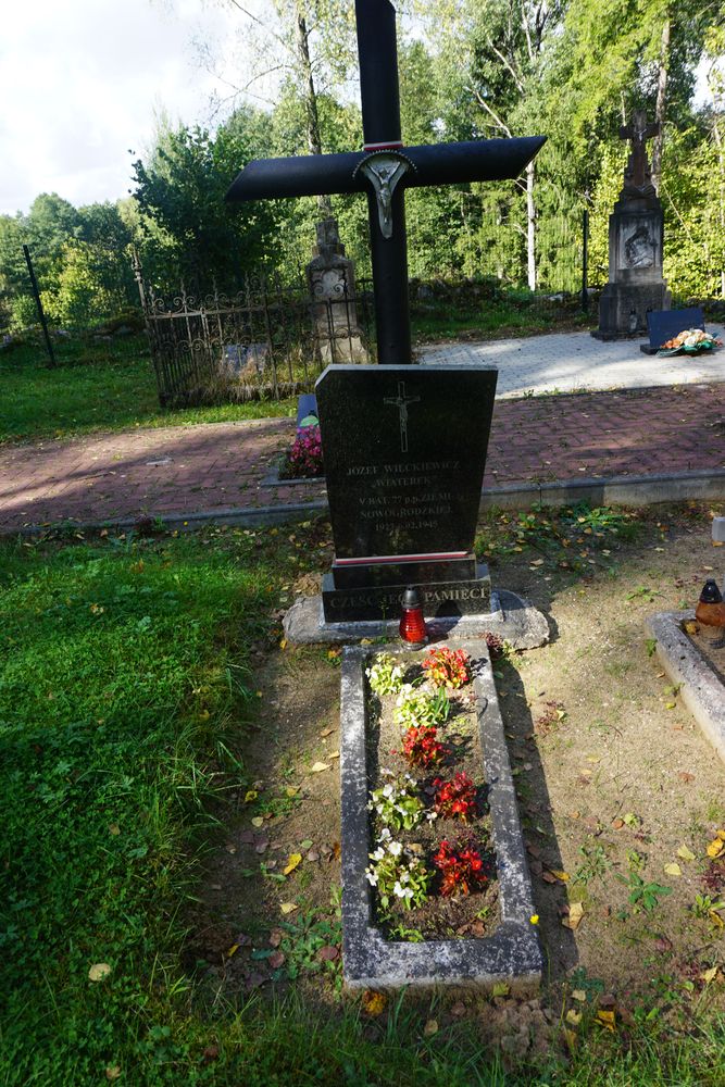 Groby żołnierzy Armii Krajowej zabitych przez NKWD w Bołądziszkach