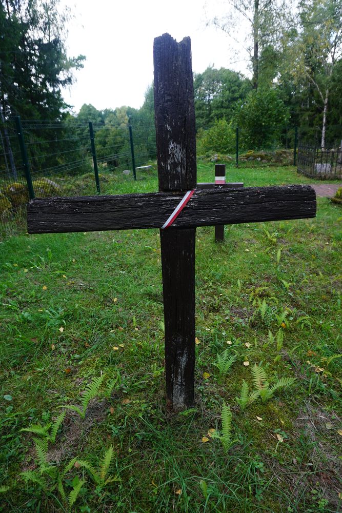 Groby żołnierzy Armii Krajowej zabitych przez NKWD w Bołądziszkach