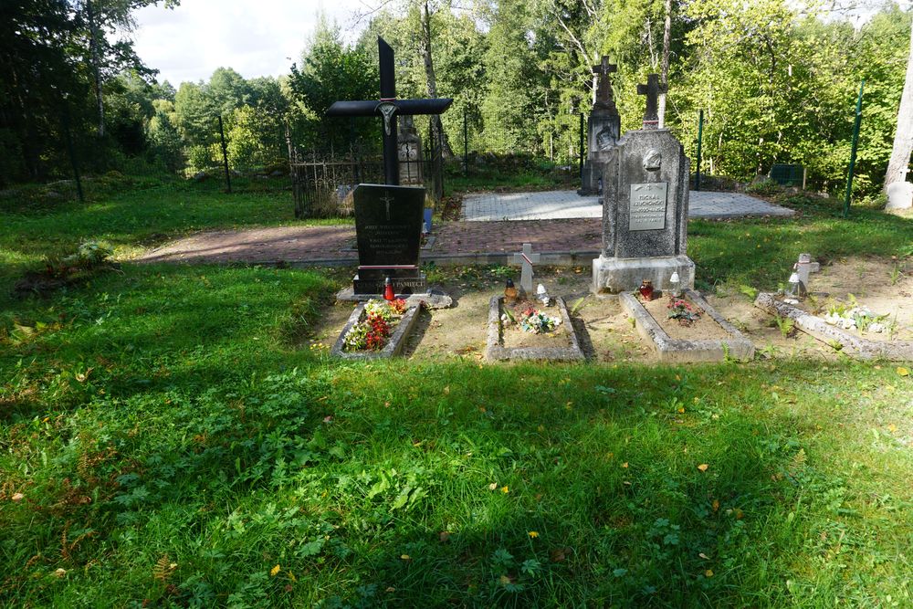 Groby żołnierzy Armii Krajowej zabitych przez NKWD w Bołądziszkach