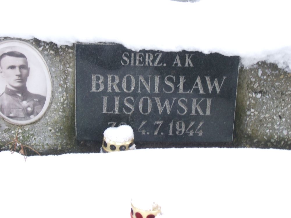 Bronisław Lisowski, Graves of Home Army soldiers in the parish cemetery