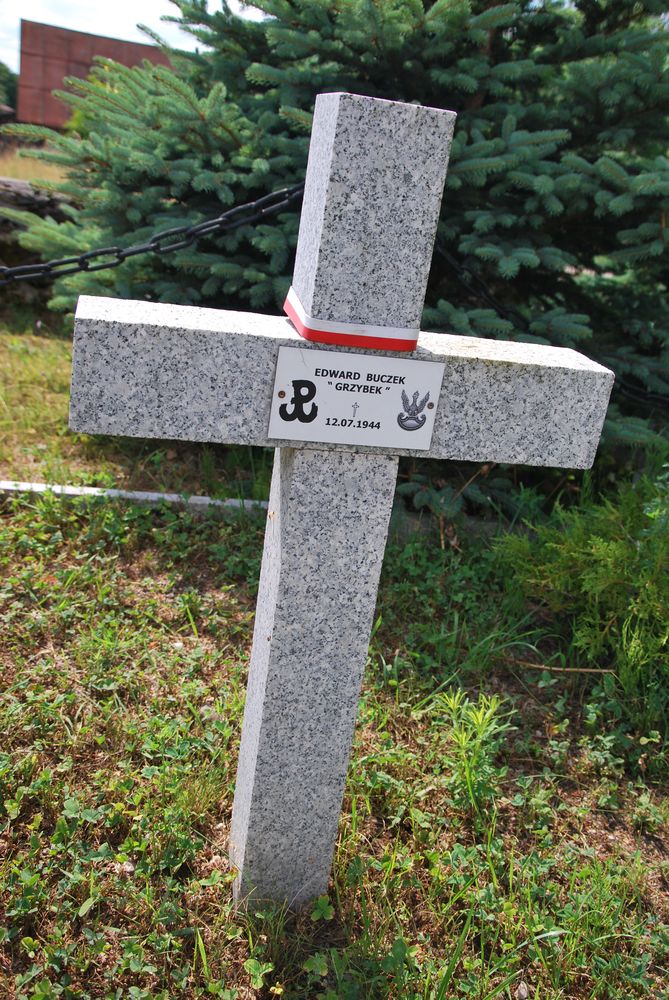 Tombstone of Edward Buczek, soldiers' quarters of the 6th Brigade of the Home Army in Jasna Gorka cemetery, Kolesniki (Lithuania)