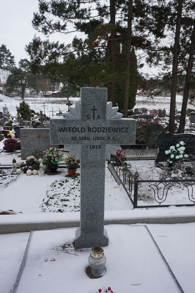 Witold Rodziewicz, Kwatera wojenna z lat 1919-1920 na cmentarzu parafialnym