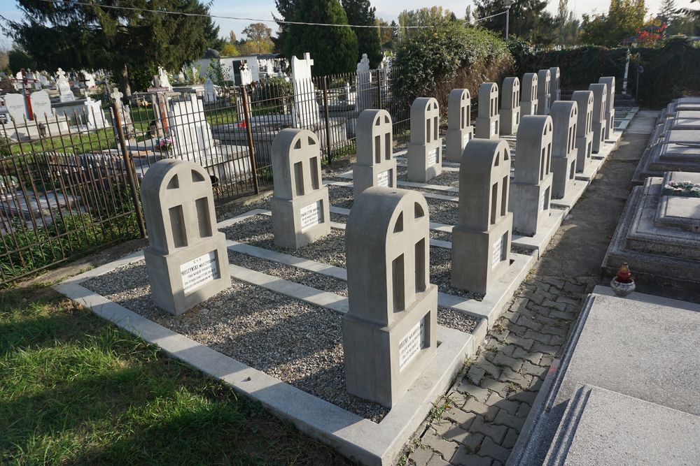 Graves of 17 Polish soldiers interned in 1939