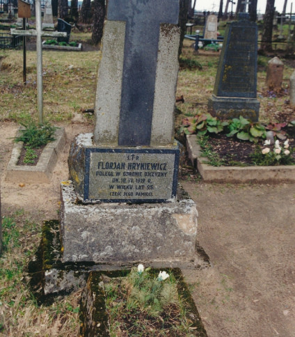 Grób żołnierza polskiego z 1919 r. na starym cmentarzu