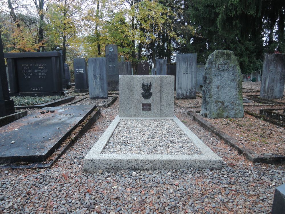 Grave of a Polish soldier in the Wankdorf Jewish cemetery