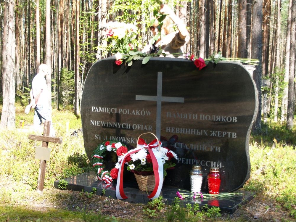 Grób ofiar NKWD z okresu Wielkiego Terroru, upamiętniony pomnikiem