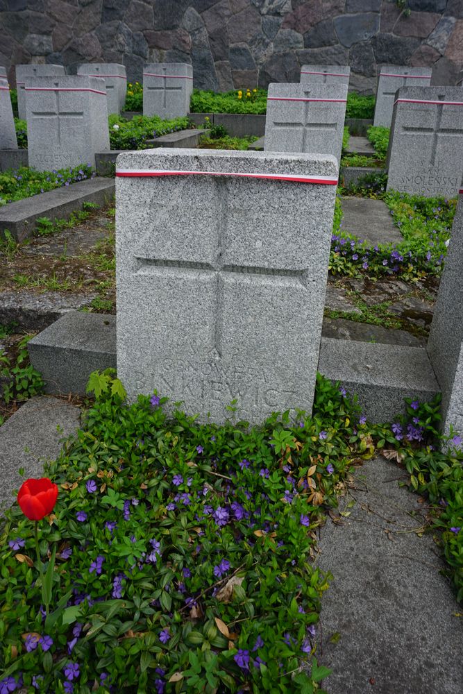 Genowefa Binkiewicz, Cmentarz wojskowy - część cmentarza Stara Rossa