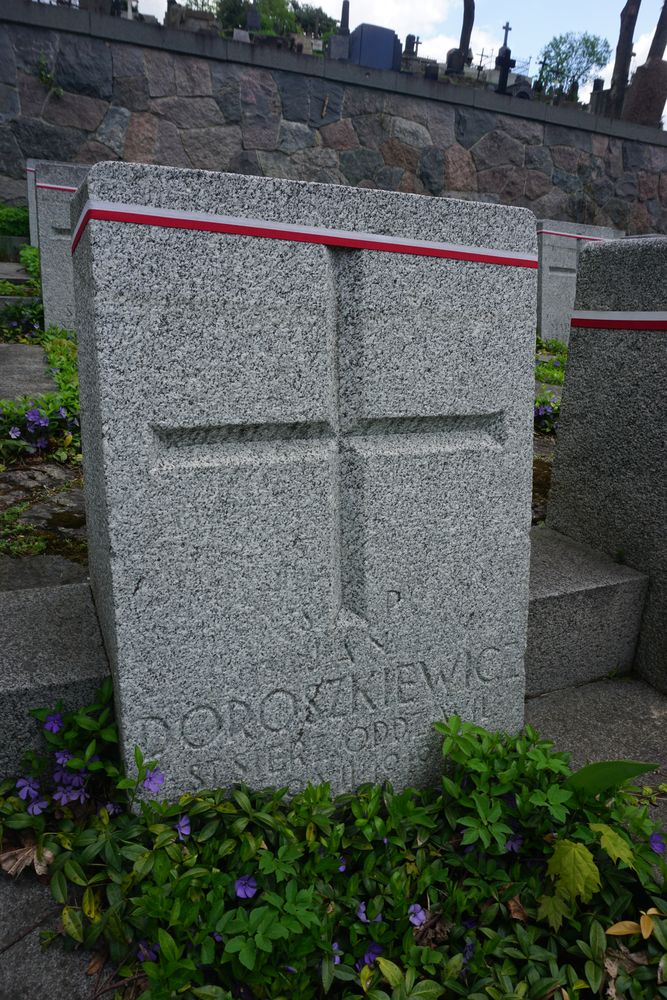 Jan Doroszkiewicz, Cmentarz wojskowy - część cmentarza Stara Rossa