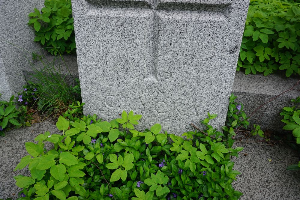 Jan Grycka, Cmentarz wojskowy - część cmentarza Stara Rossa
