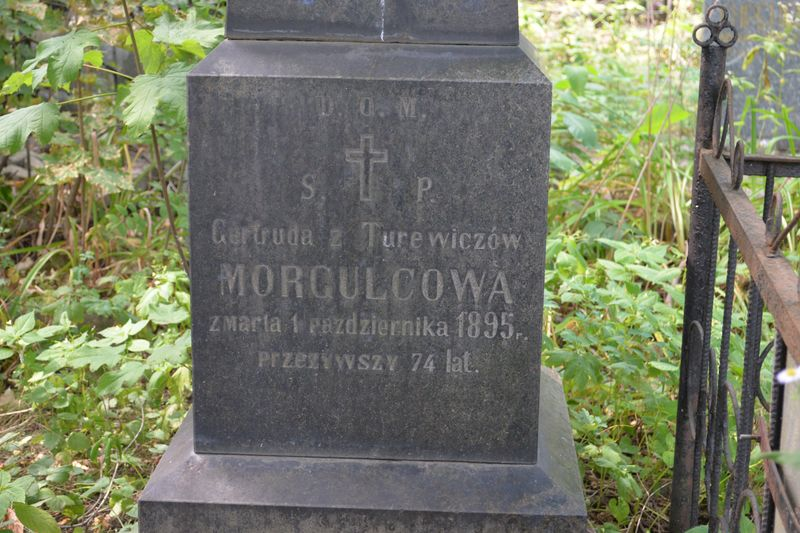 Detal z nagrobka Gertrudy Morgulcowej z inskrypcją, cmentarz Bajkowa w Kijowie, stan z 2021.