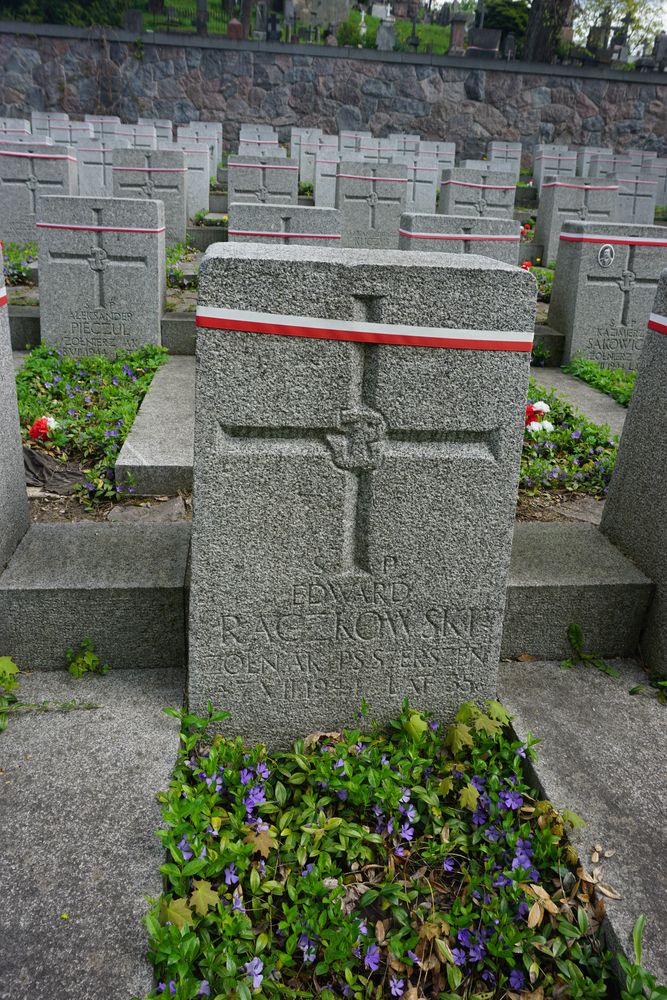 Edward Raczkowski, Cmentarz wojskowy - część cmentarza Stara Rossa