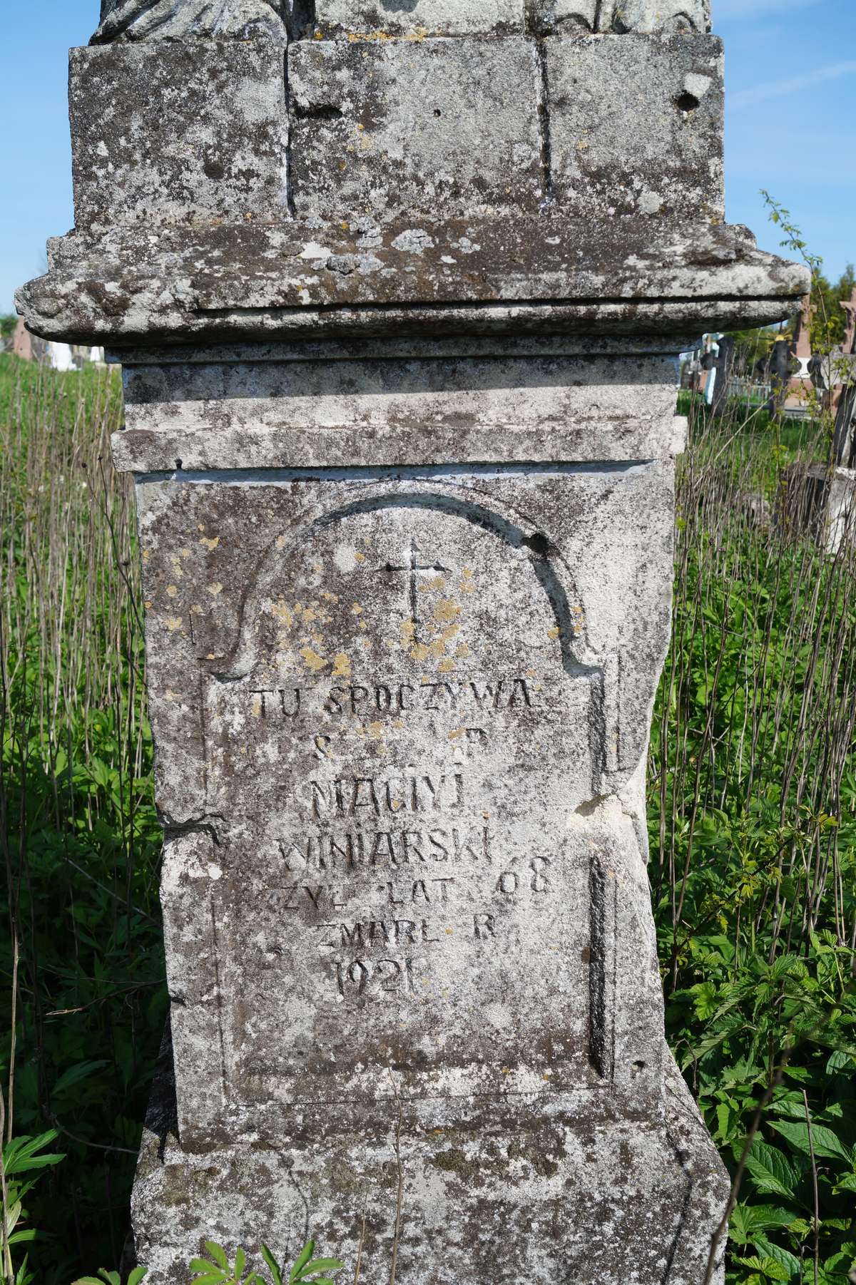 Fragment nagrobka Macieja Winiarskiego. Cmentarz w Pokropiwnej