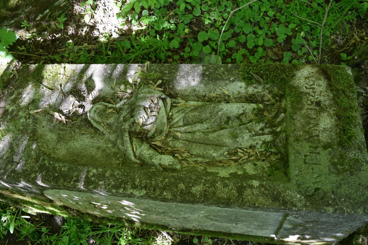 Fragment nagrobka Piotra Dziubatego, cmentarz w Dołżance